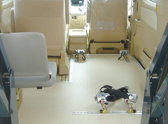 車いす固定装置