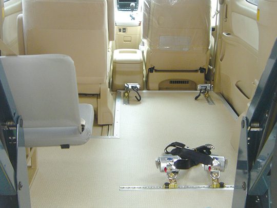 車いす固定装置